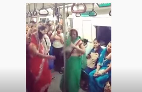 Viral Video: मेट्रो के अंदर अनोखे अंदाज में जमकर ठुमकीं महिलाएं, यात्रियों ने बजाई तालियां, देखें वीडियो