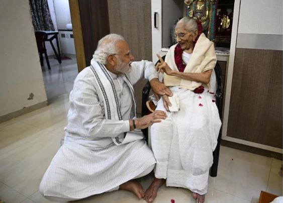 मां हीराबेन के 100वें जन्मदिन पर पीएम ने की मुलाकात, गांधीनगर पहुंचकर लिया आशीर्वाद 