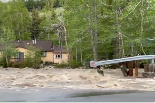 अमेरिका में आई भीषण बाढ़, येलोस्टोन नेशनल पार्क से 10 हजार से अधिक आगंतुकों को निकलने का आदेश
