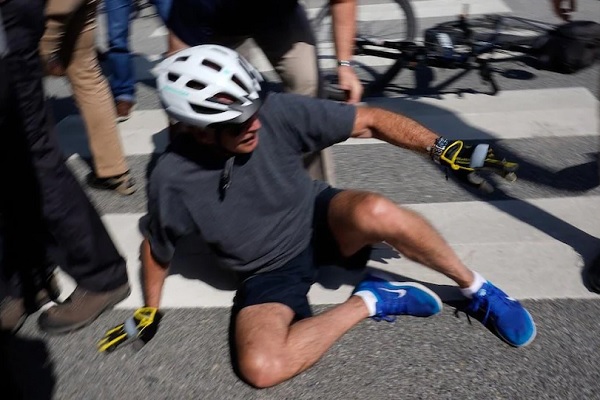 साइकिल से गिरे अमेरिकी राष्ट्रपति जो बाइडेन, उठकर बोले- पैडल में फंस गया था पैर, मैं ठीक हूं…वीडियो वायरल