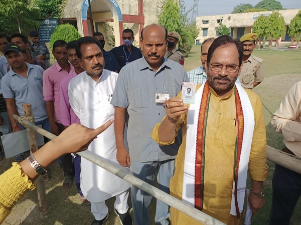 Rampur Bypoll 2022 : केंद्रीय मंत्री मुख्तार अब्बास नकवी ने डाला वोट, कहा- मजबूत लोकतंत्र के लिए करें मतदान