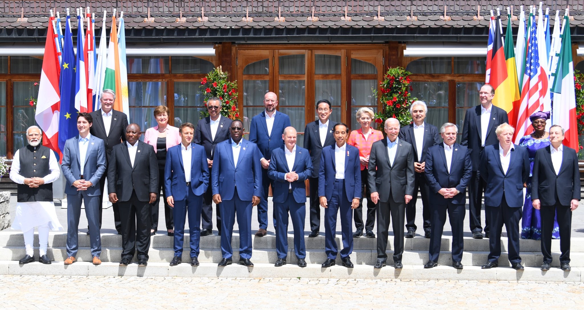 शिखर सम्मेलन शुरू होने से पहले G-7 समिट में शामिल हो रहे सभी नेताओं ने ग्रुप फोटो खिंचवाई।