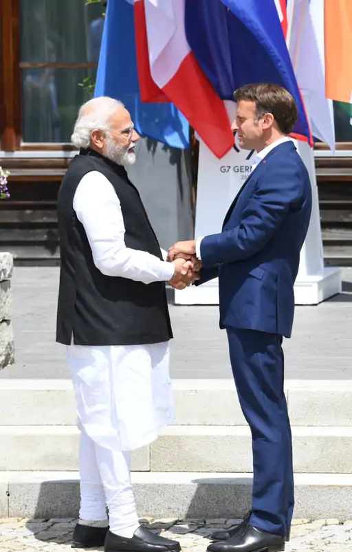 फ्रेंच राष्ट्रपति इमैनुएल मैक्रों ने भी प्रधानमंत्री नरेंद्र मोदी के साथ तस्वीर खिंचाई ।