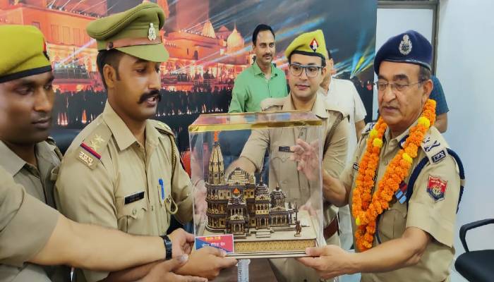 अयोध्या: आईजी कविंद्र प्रताप को पुलिस अफसरों ने दी विदाई, नवागत डीआईजी ने ग्रहण किया कार्यभार