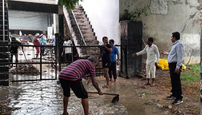 सीतापुर: सरकारी कार्यालयों में पानी ही पानी, पहली बारिश में खुली नगर पालिका की पोल