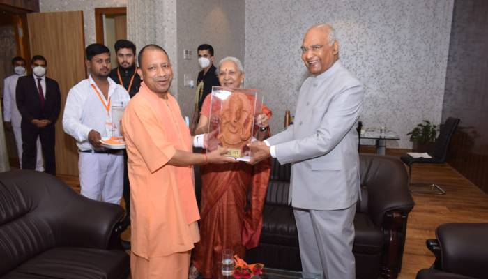 गोरखपुर: मुख्यमंत्री योगी ने राष्ट्रपति व राज्यपाल को भेंट की टेराकोटा की मूर्तियां