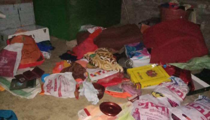 सीतापुर: लाखों का सामान बटोर ले गये चोर, पीड़ित से बिना तहरीर लिये पुलिसकर्मियों ने भेजा वापस