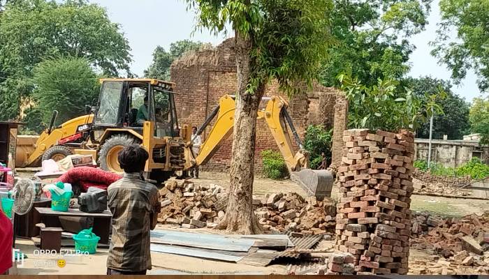 बहराइच: नोटिस देने के बाद भी ग्रामीणों ने वन विभाग की जमीन से नहीं हटाया कब्जा तो चला बुलडोजर