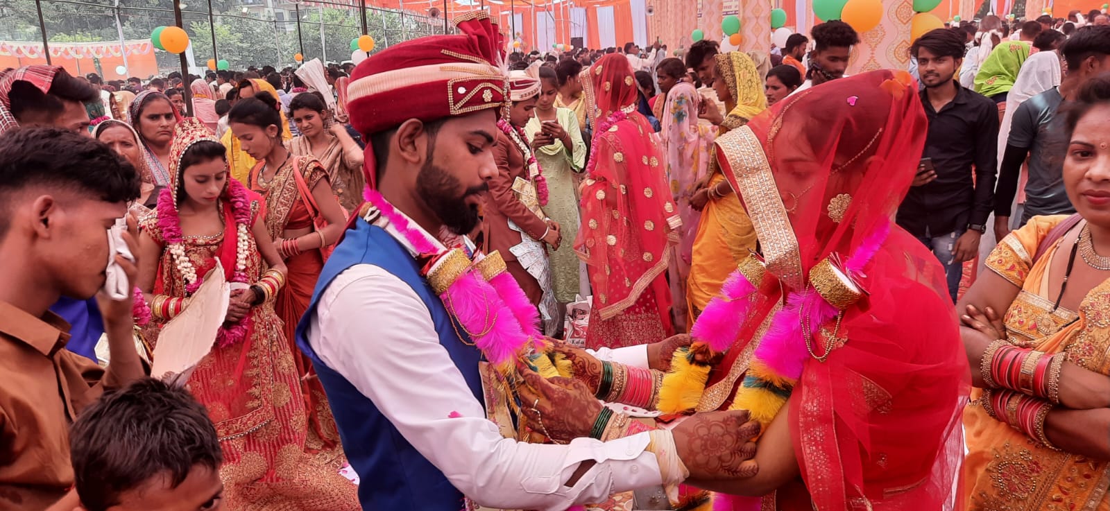 बरेली में मुख्यमंत्री सामूहिक विवाह समारोह का आयोजन, 202 जोड़ों ने लिए सात फेरे, 21 ने पढ़ा निकाह