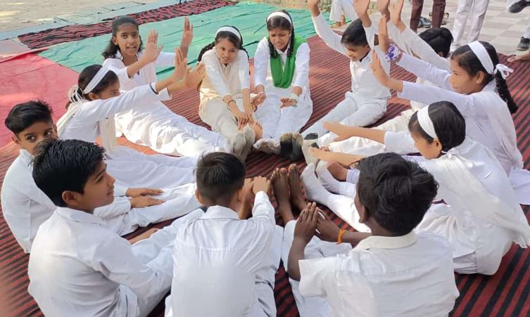 बरेली: स्कूल के बच्चों ने योग के जरिए दिया निरोग रहने का संदेश