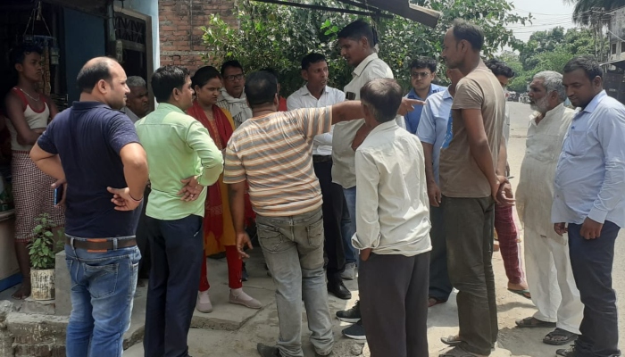 अयोध्या: ब्लॉक कर्मियों की टीम ने जाम नालियों का किया निरीक्षण, साफ सफाई का दिया आश्वासन