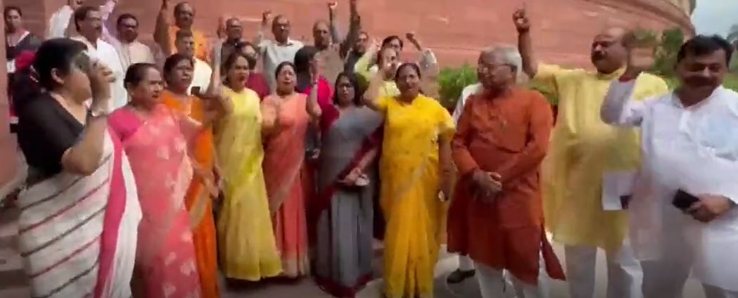 Video: BJP सांसदों का संसद में विरोध प्रदर्शन, कांग्रेस नेता अधीर रंजन चौधरी ने की थी राष्ट्रपति द्रौपदी मुर्मू पर टिप्पणी