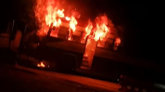 बरेली: बड़ा हादसा होते-होते टला, CNG पंप पर रोडवेज बस में लगी आग, मचा हड़कंप, देखें Video