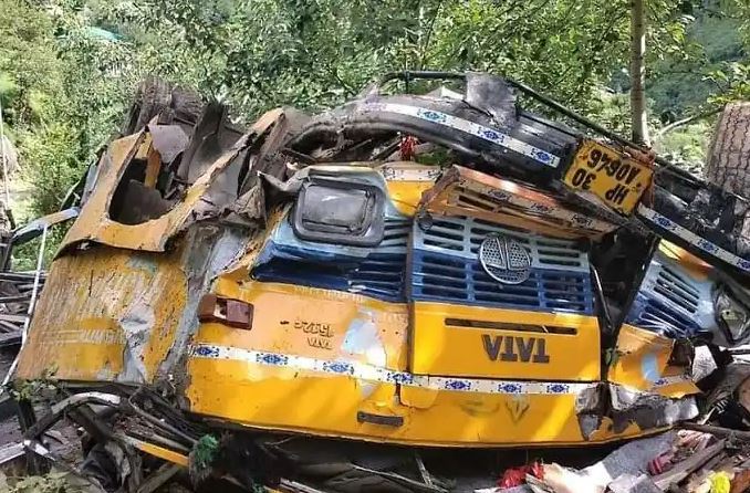 हिमाचल प्रदेश: कुल्लू में बड़ा सड़क हादसा, निजी बस खाई में गिरी, स्कूली बच्चों सहित 16 लोगों की मौत