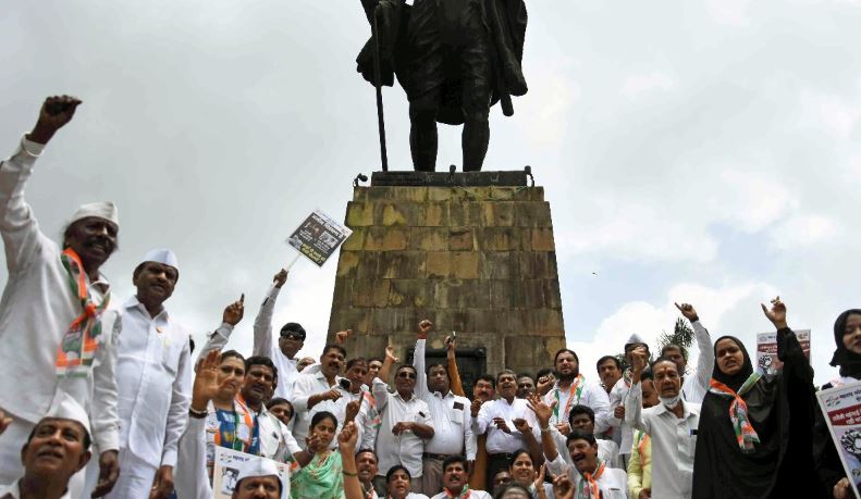 कांग्रेस सांसदों ने महंगाई, जीएसटी और निलंबन के मुद्दे पर संसद परिसर में दिया धरना