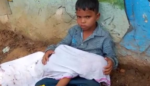 रुला देगी ये खबर :दो साल के भाई का शव गोद में लेकर बैठा रहा 8 साल का मासूम, एंबुलेंस के लिए दर-दर भटकता रहा गरीब पिता