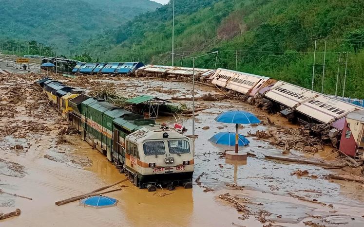 देश के कई राज्यों में भारी बारिश के बाद बाढ़ और भूस्खलन, महाराष्ट्र में 83 और गुजरात में 63 की मौत, MP के हालात खराब