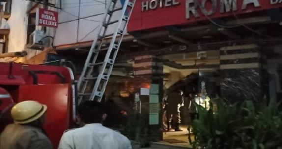 होटल में लगी भीषण आग, 10 लोगों को बचाया गया