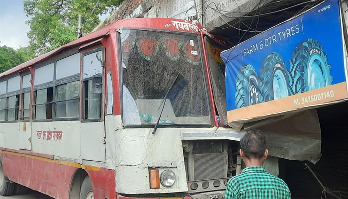 लखनऊ: दुकान में जा घुसी परिवहन निगम की बस, ब्रेक फेल होने से हुआ हादसा