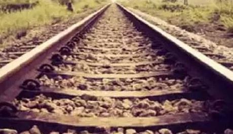 बरेली: खुदकुशी करने के इरादे से रेलवे ट्रैक पर लेटे युवक की पीआरवी पर तैनात जवानों ने बचाई जान