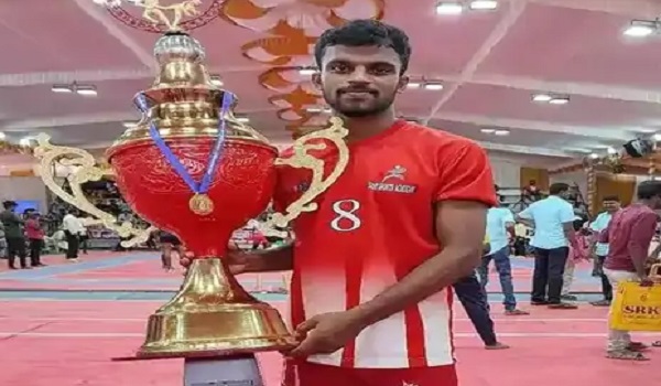 Tamil Nadu: मैच के दौरान खिलाड़ी की मौत, विपक्षी टीम के पाले से भागते हुए गिरा, पिता ने जीती ट्रॉफी के साथ दफनाया