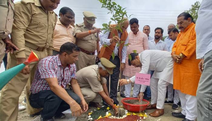 अयोध्या: कृषि विवि में पेड़ों की अवैध कटाई पर भड़के राज्यमंत्री, बोले- कुलपति से वार्ता कर दोषियों पर करूंगा कड़ी कार्रवाई