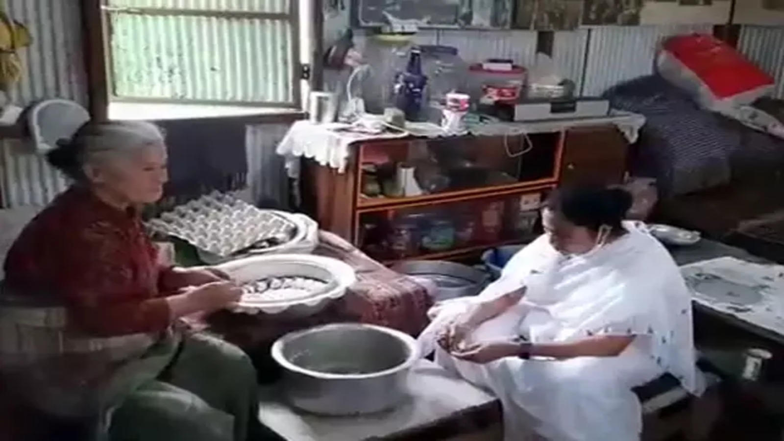 Video : CM ममता बनर्जी का दिखा खास अंदाज, दुकान पर बैठकर बनाए मोमोज