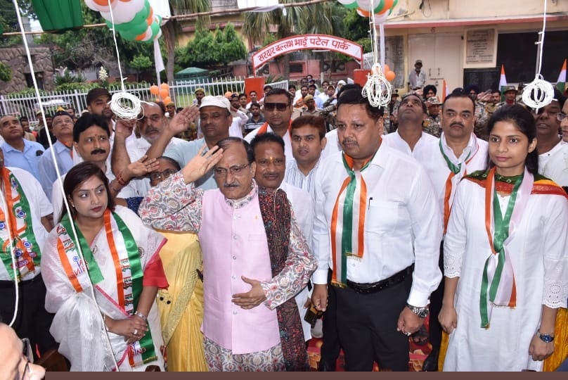 नगर निगम की ओर से आयोजित कार्यक्रम में महापौर विनोद अग्रवाल और नगर आयुक्त संजय चौहान।