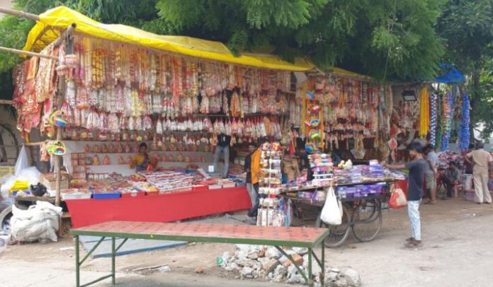 लखनऊ: भूतनाथ मार्केट की सड़कों पर दोबारा अतिक्रमण, नगर आयुक्त से मिले व्यापारी नेता