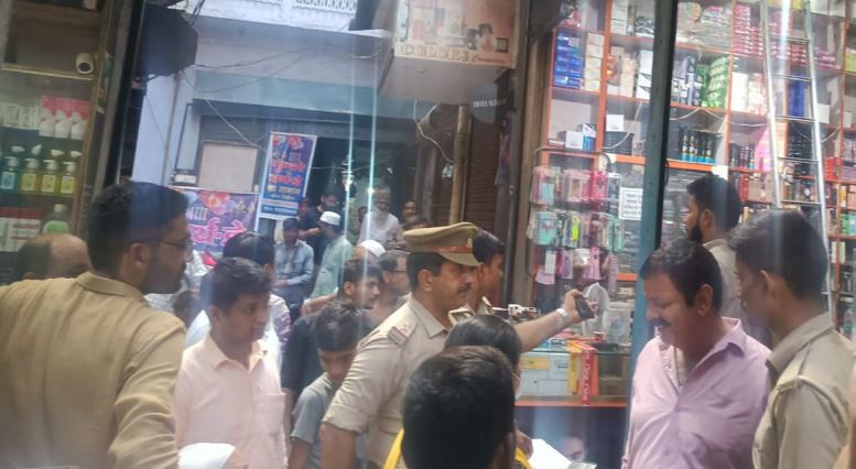बरेली: कुतुबखाना में कॉस्मेटिक दुकानों पर छापा, लाखों का डुप्लीकेट माल बरामद