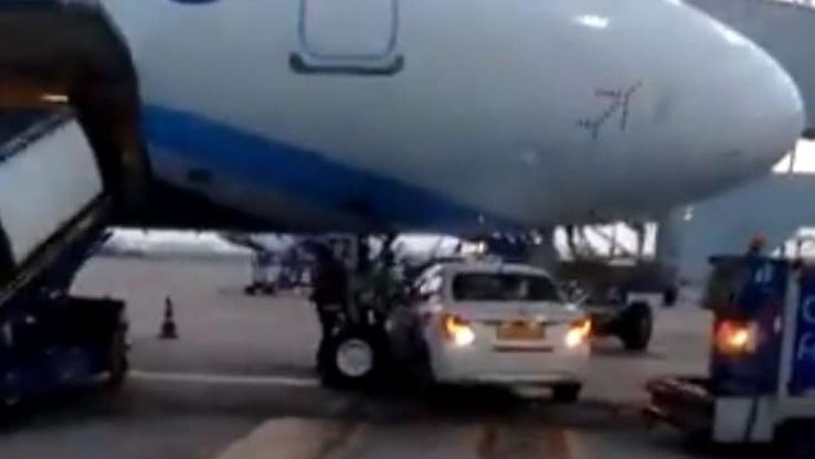 Video: दिल्ली एयरपोर्ट पर बड़ी लापरवाही, IndiGo प्लेन के पहिए के आगे आ गई कार