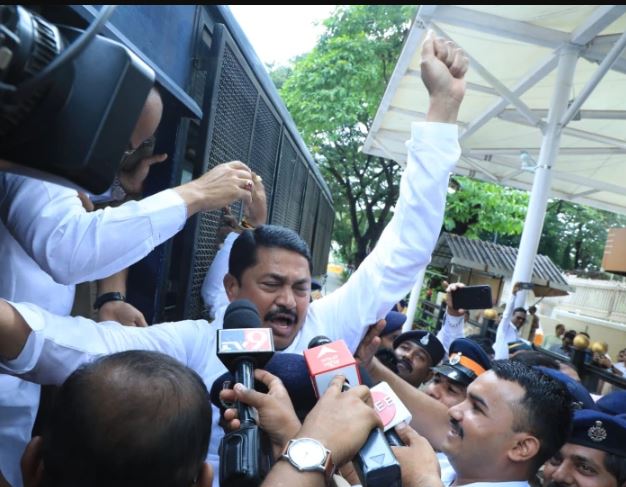मुंबई : केंद्र के खिलाफ प्रदर्शन से पहले हिरासत में लिए गए कांग्रेस नेता
