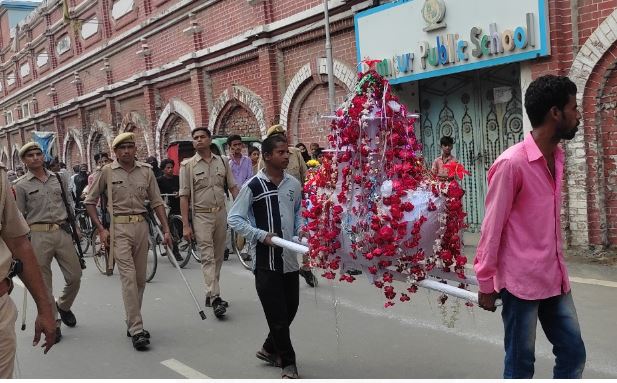 रामपुर: हजरत कासिम की याद में निकला मेहंदी का जुलूस, पुलिस बल रहा तैनात