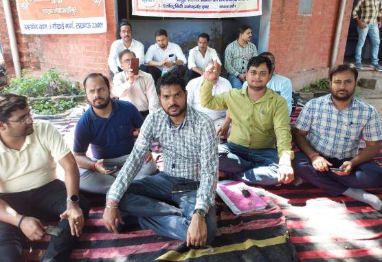 शाहजहांपुर: बिजली के निजीकरण के विरोध में विद्युत कर्मचारियों ने किया धरना-प्रदर्शन