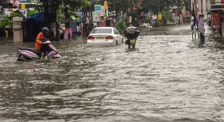 केरल: भारी बारिश का दौर जारी, 10 जिलों के लिए रेड अलर्ट