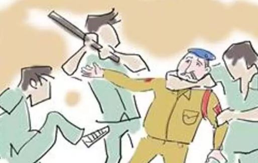 लखीमपुर-खीरी: दो सिपाहियों को शराब बनाने वालों ने दौड़ाकर पीटा, वर्दी फाड़ी