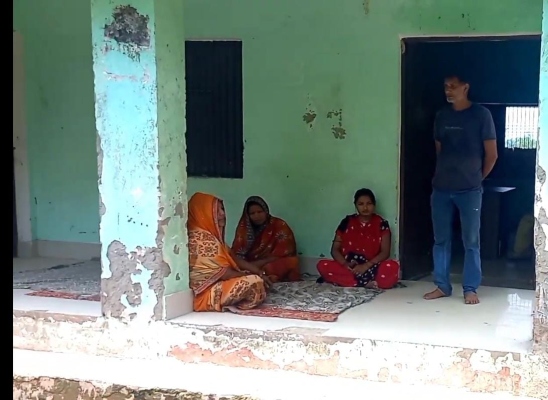 अयोध्या : भूख हड़ताल पर बैठी महिलाएं, तो पुलिस ने दर्ज किया केस