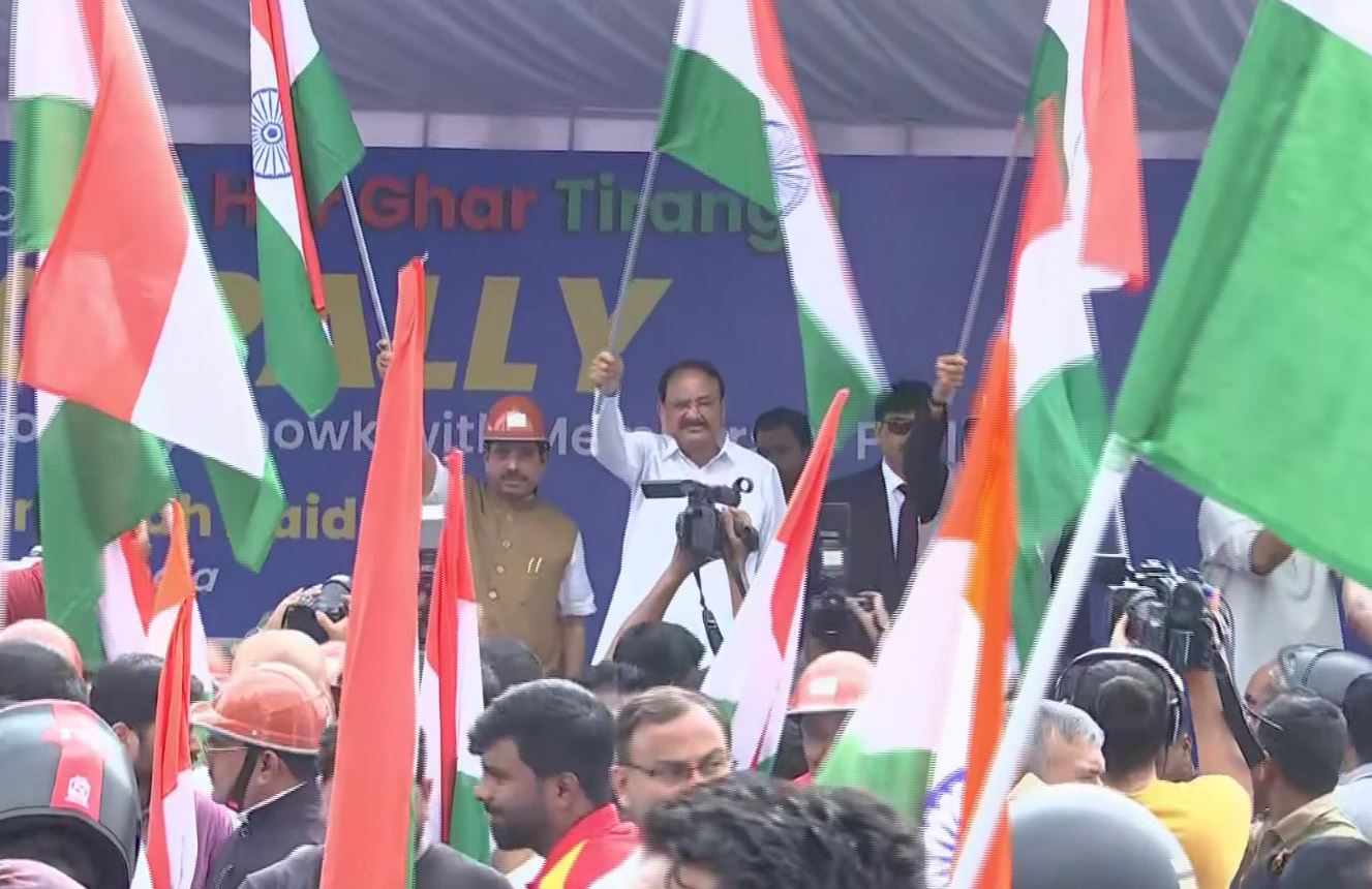 लाल किले से शुरू हुई ‘तिरंगा बाइक रैली’ में सांसदों ने लिया हिस्सा, देखें Video