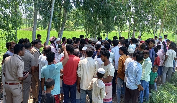 मुरादाबाद :  ग्रामीणों ने थाना प्रभारी और टीम का घेराव किया, मचा हड़कंप