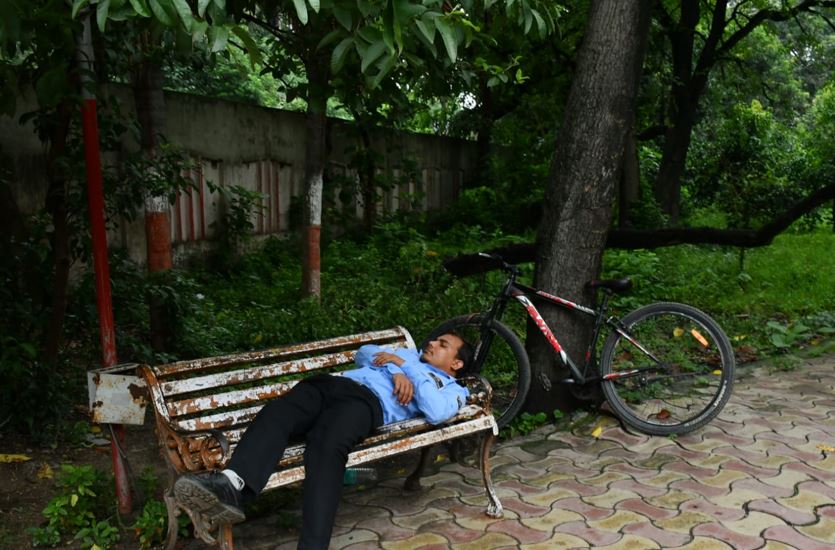 बरेली: गांधी उद्यान में सोते हुए गार्ड के सहारे सुरक्षा के इंतजाम, बगैर पहचान पत्र के एंट्री पर रोक