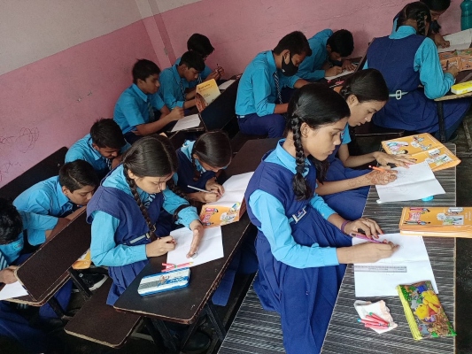 गोरखपुर : प्रतियोगिताओं से स्कूली बच्चों को कोरोना टीकाकरण के लिए किया जा रहा प्रेरित
