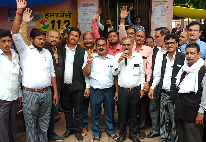 लखीमपुर-खीरी: सर्किल रेट में बढ़ोतरी से नाराज वकीलों का छठे दिन भी कार्य बहिष्कार, धरना जारी
