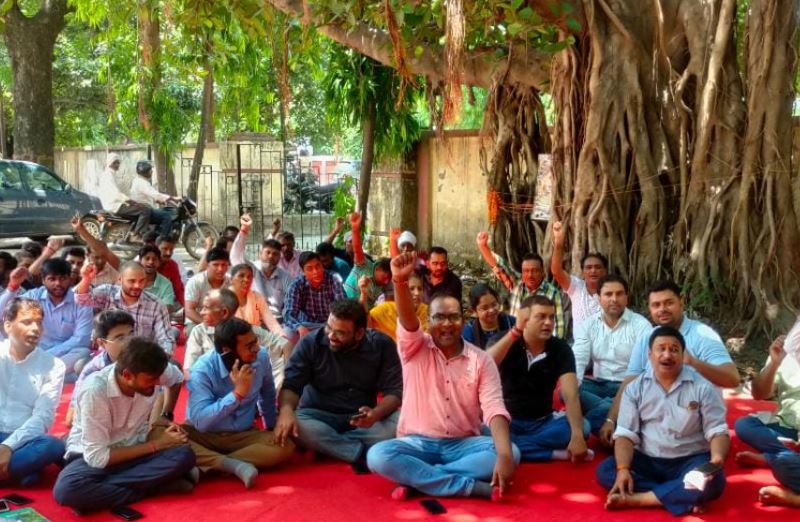 बरेली: बिजली विभाग के अधिकारियों और कर्मचारियों ने किया विरोध प्रदर्शन, पीएम मोदी से की हस्तक्षेप की मांग