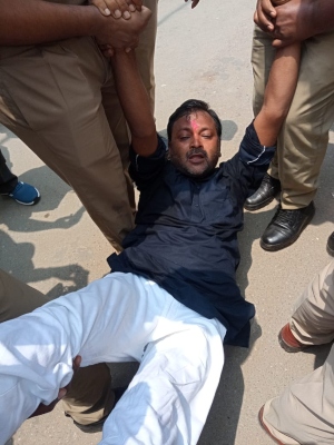सुल्तानपुर : प्रदर्शन कर रहे कांग्रेसियों को पुलिस ने घसीटकर बस पर लादा