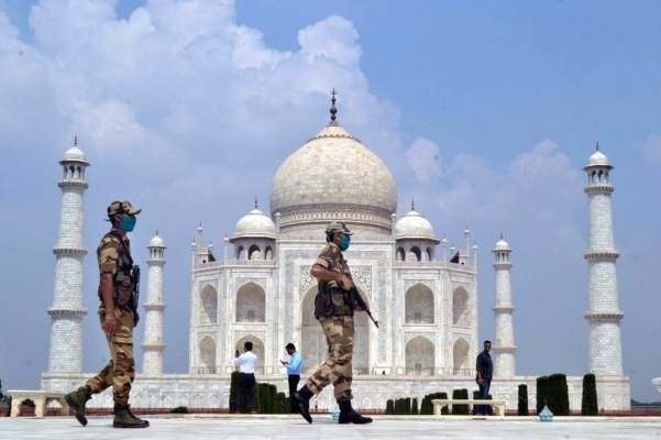 आगरा : ताजमहल में टूटा नियम, परिसर में नमाज पढ़ते हुए तीन गिरफ्तार
