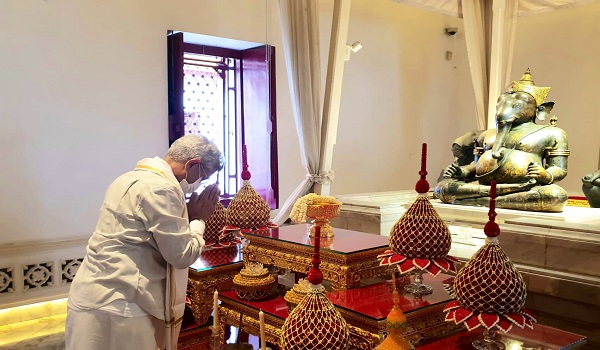 थाईलैंड दौरे पर विदेश मंत्री जयशंकर, हिंदू मंदिर में किए दर्शन