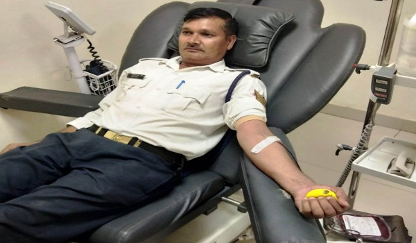 मुरादाबाद: कांस्टेबल ने रक्त दान कर बचाई महिला की जान