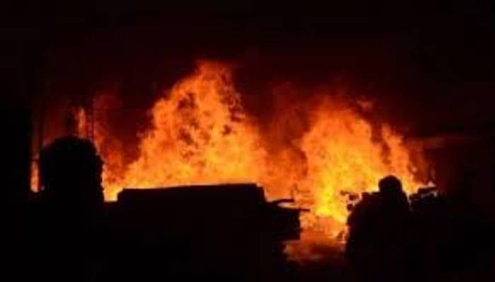 जौनपुर: शार्ट सर्किट से कपड़े की दुकान में लगी आग, लाखों का सामान व नगदी जलकर खाक