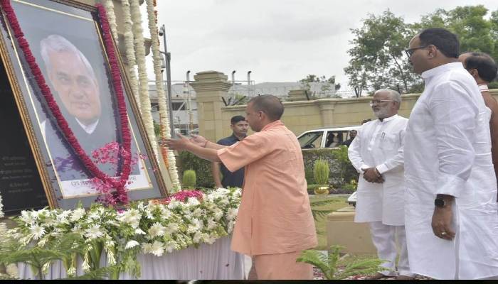 पूर्व पीएम अटल बिहारी वाजपेयी की पुण्य तिथि पर सीएम योगी समेत कई मंत्रियों ने किया नमन