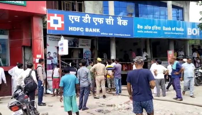 गोंडा: HDFC बैंक में लगी आग, ATM मशीन समेत लाखों की संपत्ति जलकर हुई खाक